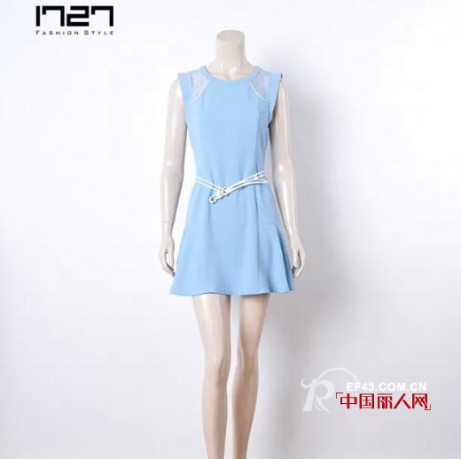 天蓝色连衣裙款式以及搭配技巧