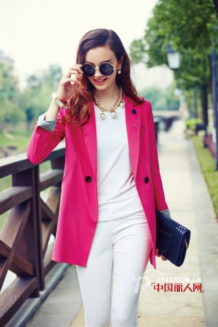 知彩2015秋冬新款女装 玫红色外套显示优雅气质
