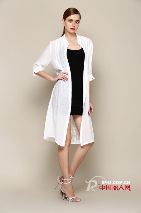 街头如何不低调 经典黑白色搭配再创时尚