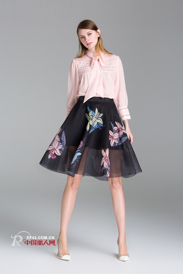 这条透视印花纱裙 跟你所有的上衣都能搭配哦