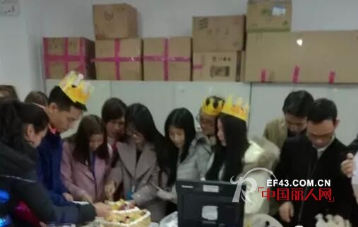 公司是怎么给员工过生日的 女人心内衣寿星集合过生日
