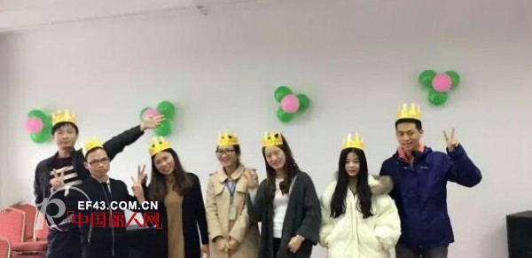 公司是怎么给员工过生日的 女人心内衣寿星集合过生日