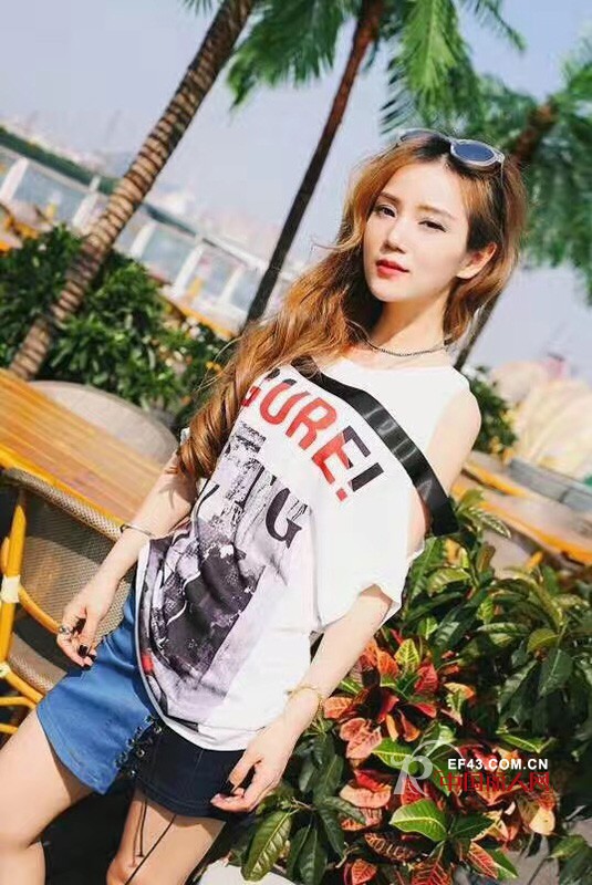 露肩T恤怎么搭配&nbsp; 露肩T恤配什么裤子