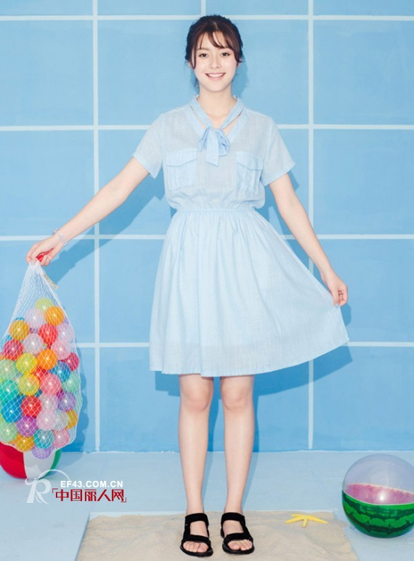可爱女生夏天穿什么衣服 阔色衬衫裙配什么鞋子