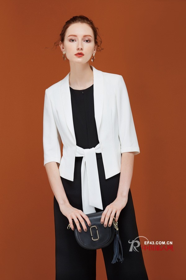 黑白套装太沉闷？红凯贝尔玩出新花样