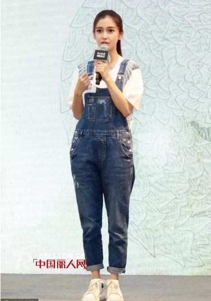 据说背带裤对显瘦和减龄有奇效 看完这些搭配我信了