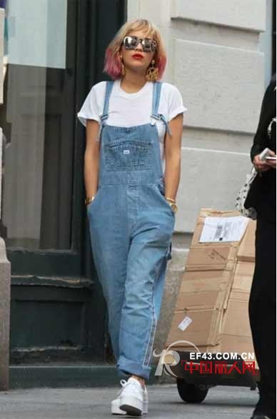 据说背带裤对显瘦和减龄有奇效 看完这些搭配我信了