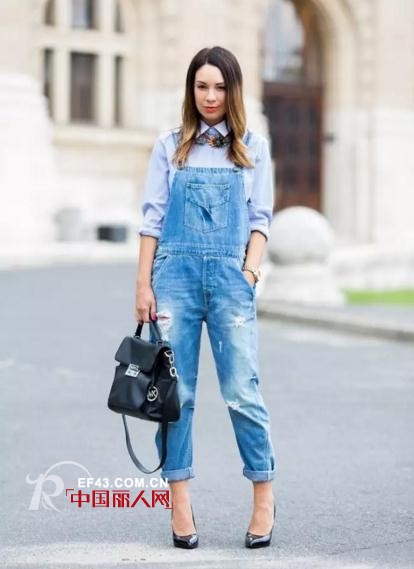 据说背带裤对显瘦和减龄有奇效 看完这些搭配我信了