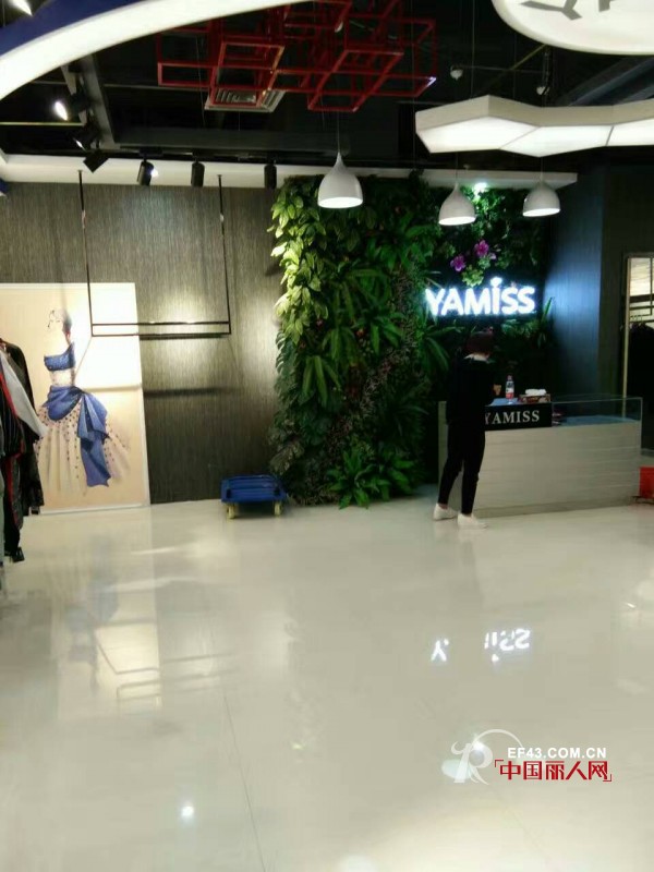 热烈祝贺娅玛诗女装大观店盛大开业
