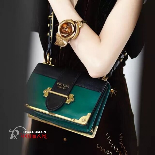 身体蕴藏的故事：Prada 2016秋冬广告大片细节赏析