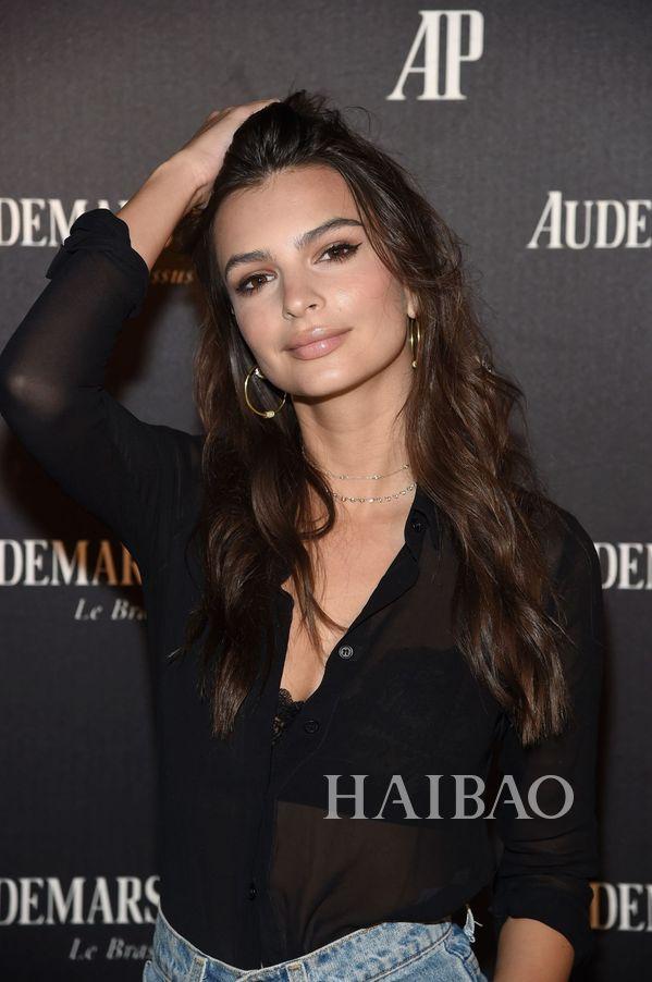 Emily Ratajkowski unveils Miami Beach event