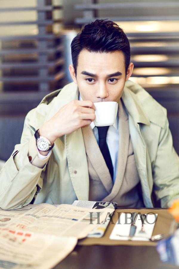 Famous actor Wang Kai Street wearing a Clé de Cartier watch