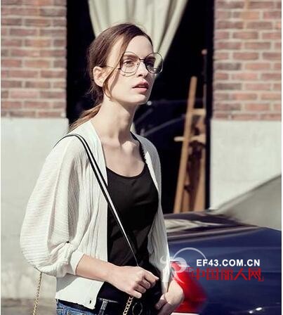 不知道奕色的你 可是在时尚界Out了