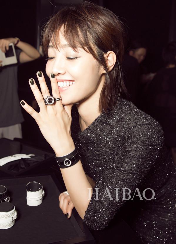 Bai Bai Ho appearance Chanel J12XS watch conference watch: Chanel J12XS watch black embroidery dress: Chanel 2016 autumn and winter advanced clothing line