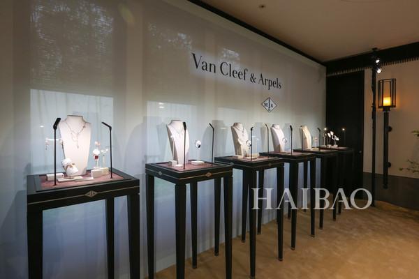 Van Cleef & Arpels Frivole series of new conference