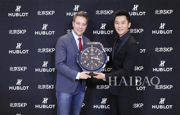 Loic Biver, general manager of Hublot's Greater China Region, presented gifts to Li Chen
