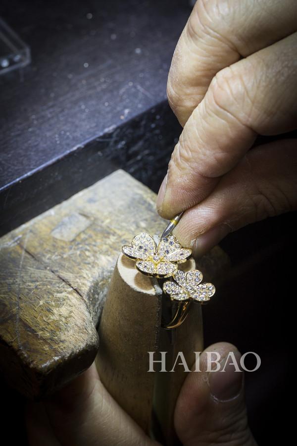 Van Cleef & Arpels craft masters use the most exquisite techniques to make jewelry glow glow