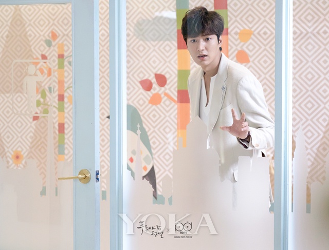 Lee Min Ho plays a talented liar, white suit + extravagance gold table = high handsome.