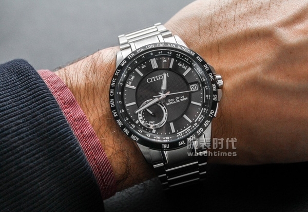 Men see the subway to wear steel strap watches, which is why?