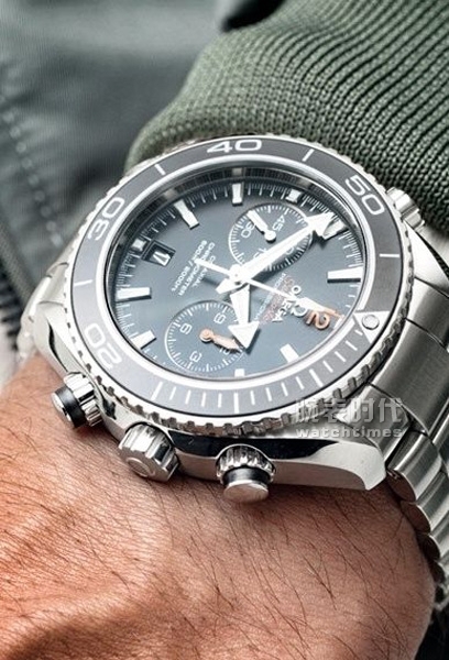 Men see the subway to wear steel strap watches, which is why?