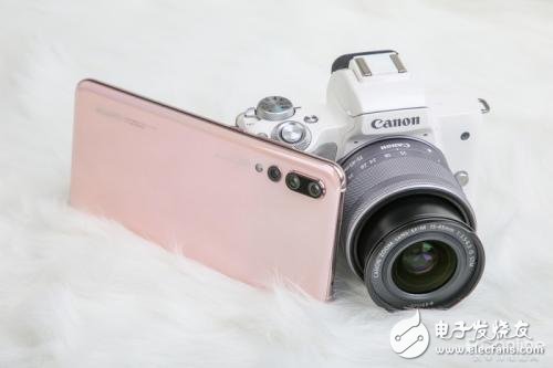 The phone is the camera! Huawei P20 Pro camera hangs Canon EOS M50 SLR camera