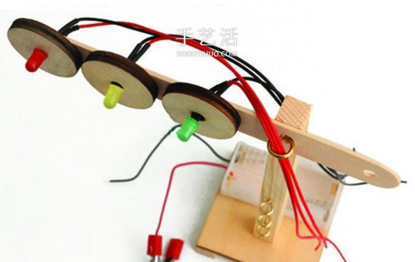 How to make a simple traffic light toy?