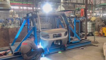 The production process of a three -wheel car Cabin