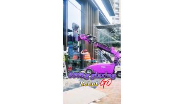 The 800kg glazing robot, with wireless control