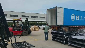 Three-wheeled electric vehicles are shipped in containers