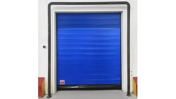 Insulated zipper door