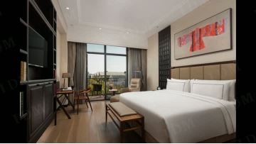 Hilton hotel bedroom case 3
