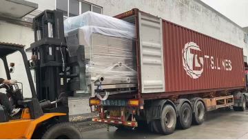 Load the dual-station forming machine in Vietnam onto the vehicle.