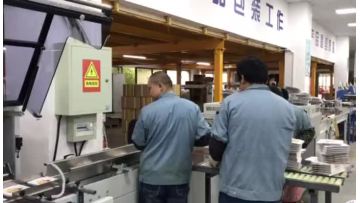 The Continuous motion side sealer FL-5545TBJ works with Shrink Tunnel SM-5030LX and the infeed flighted conveyor to pack corrugated boards.