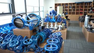 Pneumatic, electric, and manual valve display