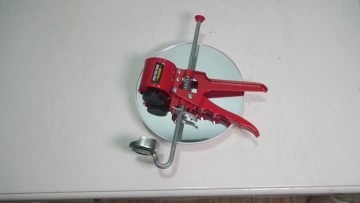 Heavy duty caulking gun