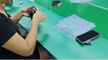 SZXYQ workers inspect whether the wiring harnesses are up to standard