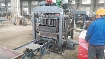 Hollow brick making machine