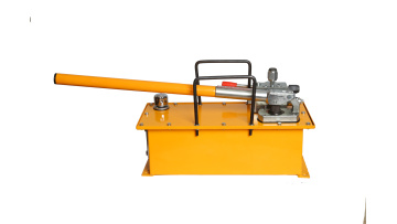 Large displacement manual pump