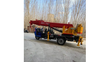 Three wheel fixed crane