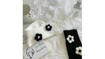 Korean black and white three-dimensional flower tube ins autumn and winter styles