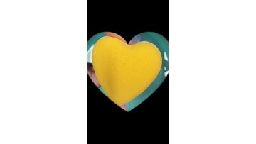 The moment the bath salt ball is dropped into the water! The heart-shaped design brings endless joy, with the foam and fragrance bursting out in an explosive manner.