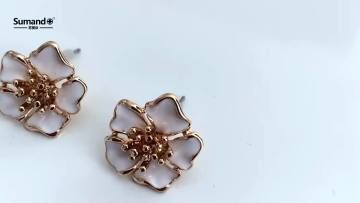 Fashion jewelry gold plated dainty elegant trendy flower stud earrings1