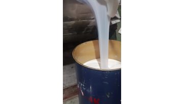 After extracting silicon ore, stir and mix it. Good silica gel starts from the raw materials