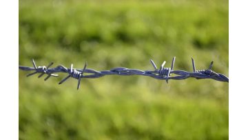 high quality installing whole sale barbed wire fence for sale1
