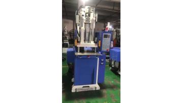 Vertical molding machine