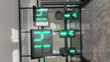 Green static dynamic pedestrian signal light