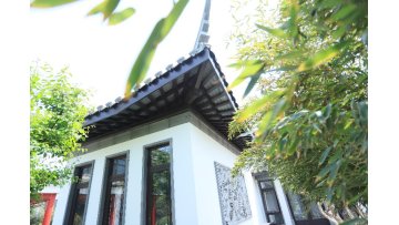 Enjoy the beautiful time in the courtyard quietly