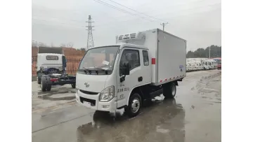 Professional-Grade Yuejin 4X2 3.6m 83HP Petrol Semi-Sleeper Mini Refrigerated Truck1