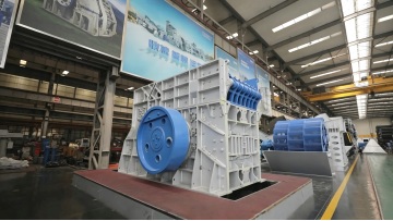 High capacity horizontal gyratory crusher