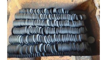 Sintered round ceramic ferrite magnet